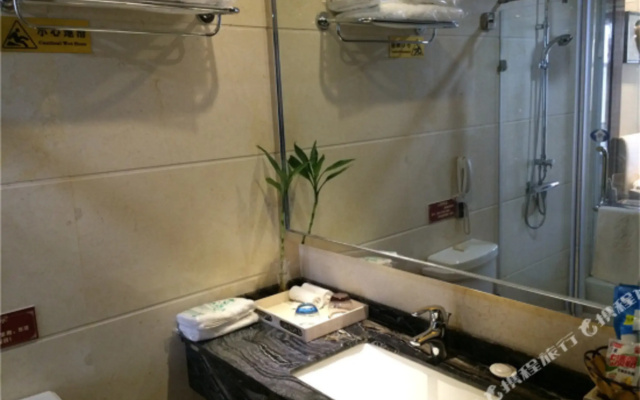 New Huatian Hotel – Bathroom – Jian