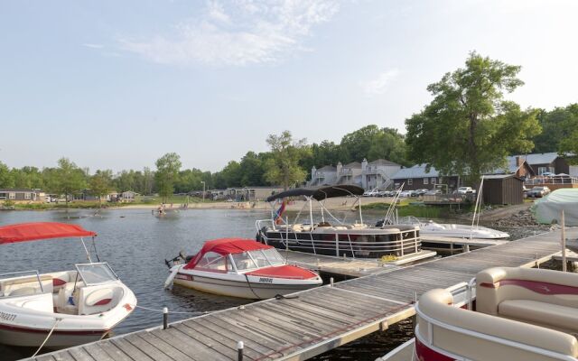 Great Blue Resorts - McCreary's Beach