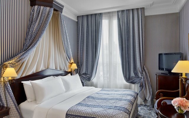 Le Dokhan’s Paris Arc de Triomphe, a Tribute Portfolio Hotel