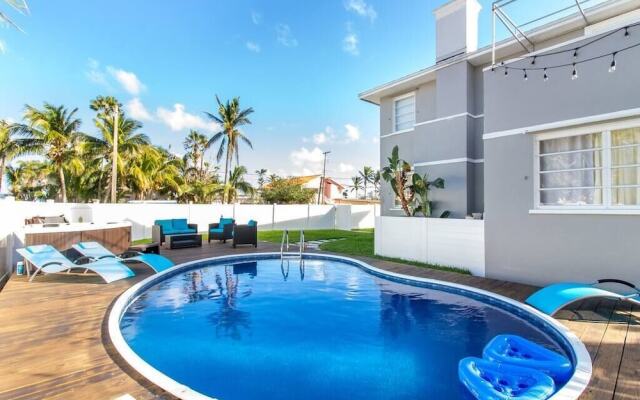 Astonishing Bayshore Villa with Pool