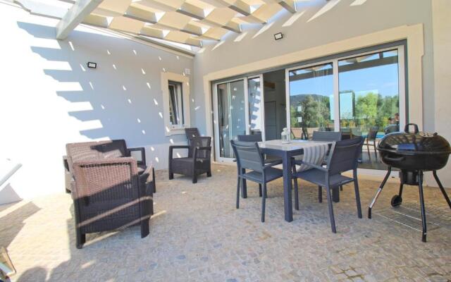 Semi-detached Villa With Pool In Rural Setting