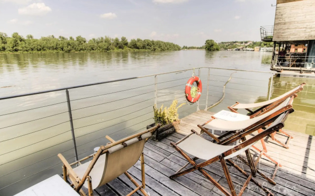Arkabarka Floating Hostel