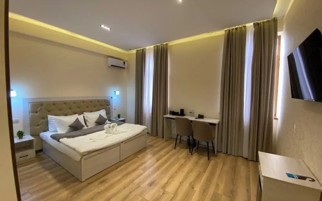 Aks Hotel
