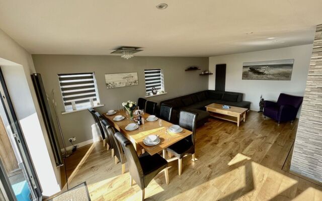 Four Corners Holiday Home with Hot Tub & Sauna