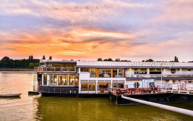 Vogue Boat Apartments