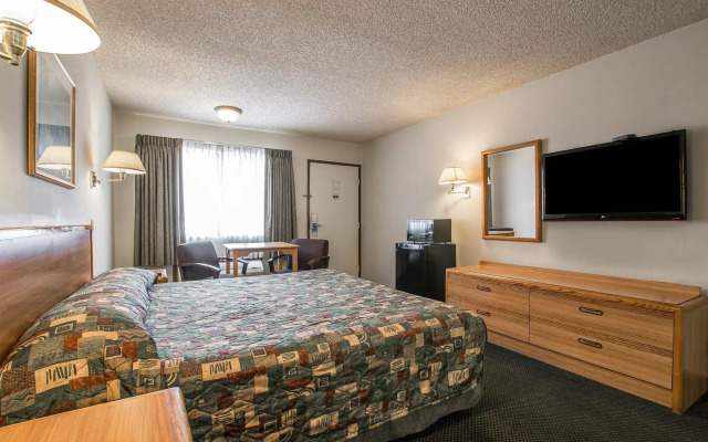 Palm Inn Hotel near Tyler Mall Riverside