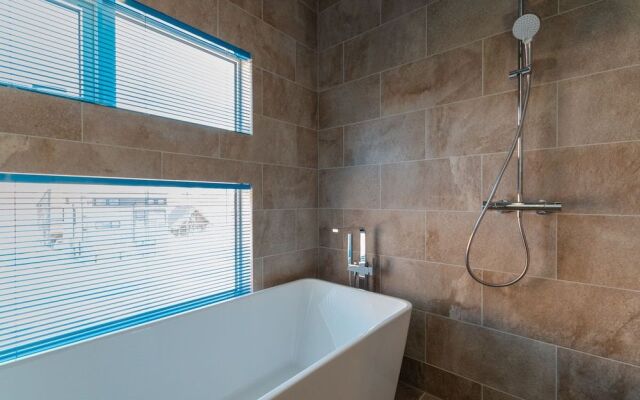 Off Piste Chalet by H2 Life
