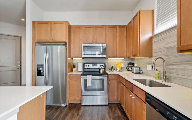 Deep Cleaned Modern 2BR Apt Downtown Location