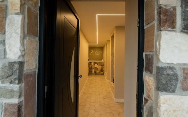 8 Rooms Hotel