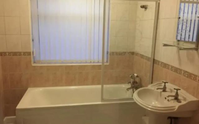 Room in Guest Room - Double Room in Leicester