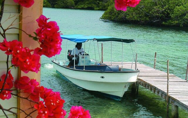 Punta Caracol Acqua Lodge