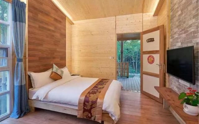 Lanrenyuanlin Hotspring Wooden House