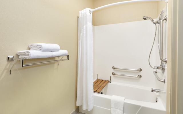 Holiday Inn Express & Suites Chicago-Libertyville by IHG