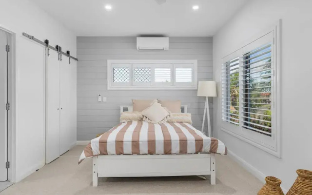 Modern Waterfront Retreat Private Pool Dock