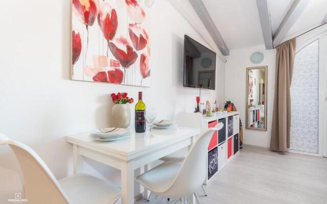 Sunset Apartment with a private yard at Medulin Riviera