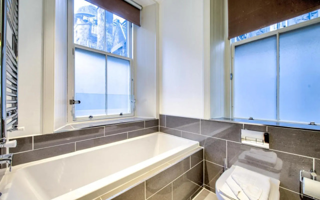 Sumptuous 2BR Apt Next To Edinburgh Castle!