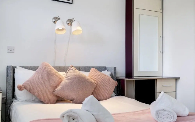 Foxherne 6 Bed & 3 Bath Serviced Hse -20