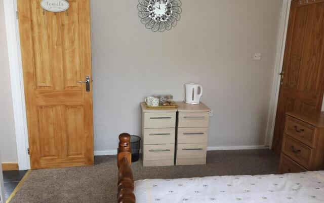 En-suite Bedroom in a quiet bungalow