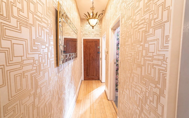 Warm & Welcoming London Escape With Home Touches