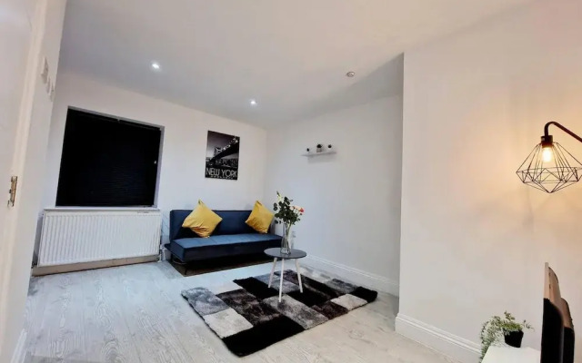 Deluxe 2 Bed Apartment in Uxbridge