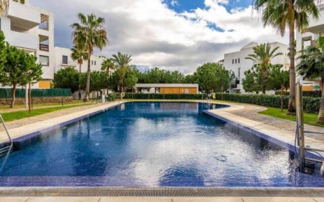 2BR poolfront family apartment WIFI and Near beach