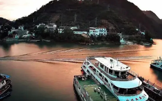 She County Shendu Town Gallery Home Homestay (Xin'anjiang Landscape Gallery Scenic Area)