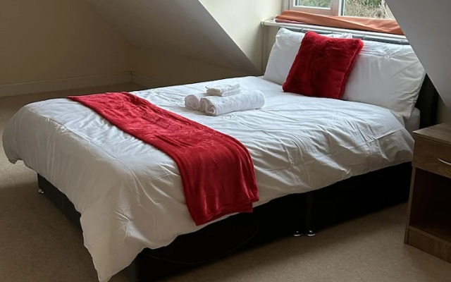 Captivating 5-bed House in Milton Keynes