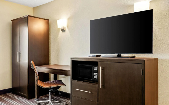 Super 8 by Wyndham Osseo WI
