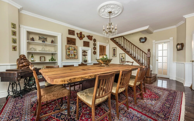 CastleView Inn by Elevate Rooms