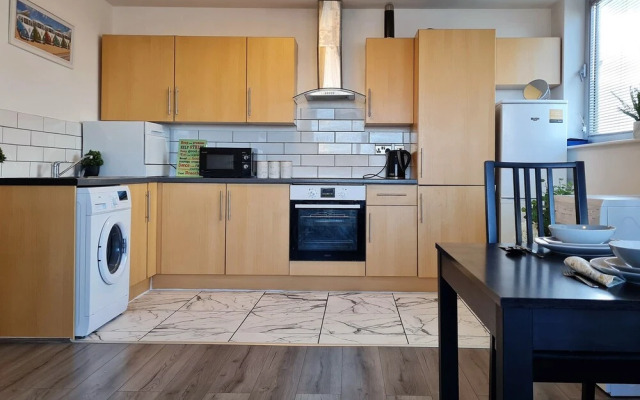 2 bedroom Central Flat with Parking