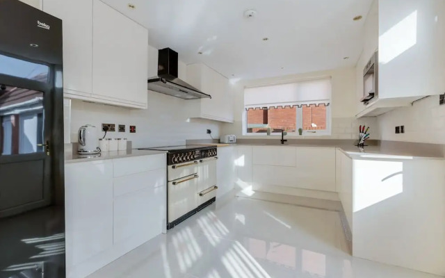 Queens Crest by Sasco Apartments