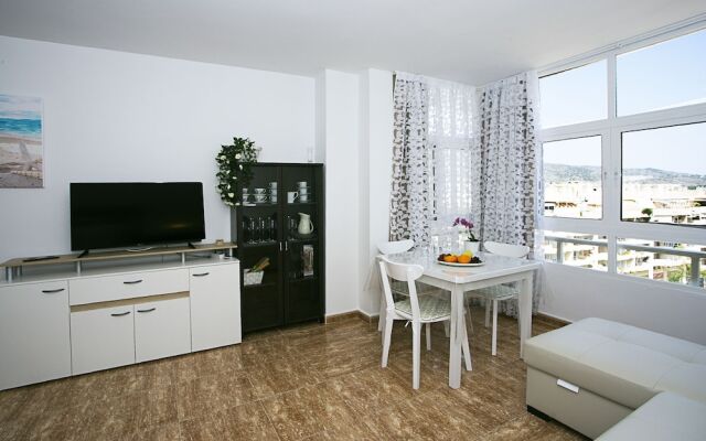 Rainbow & Pool Apartment