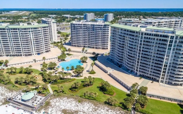 Picture Perfect 2 Bedroom Condo by Redawning