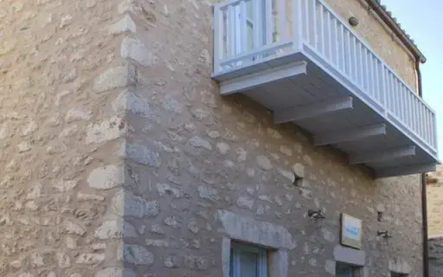 To Karavi Guesthouse