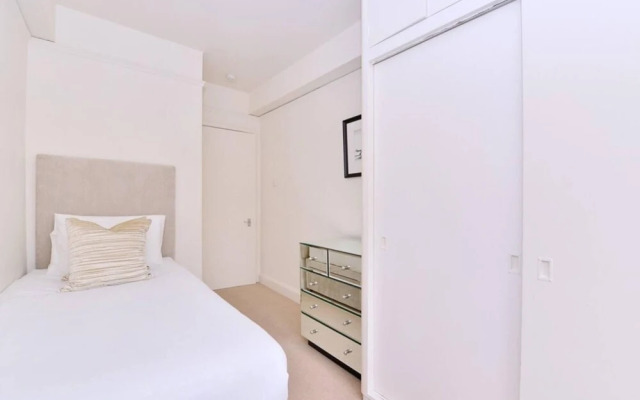 Bright Two Bedroom Apartment in Chelsea 43