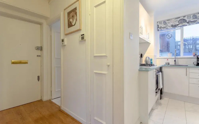 2 Bedroom Flat With Balcony In Chelsea