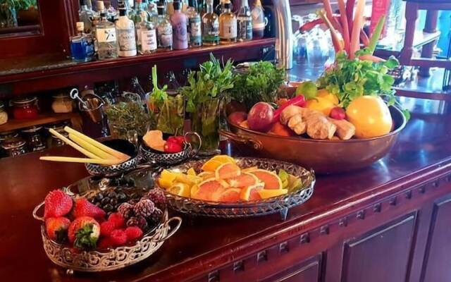Gin Lounge Rooms