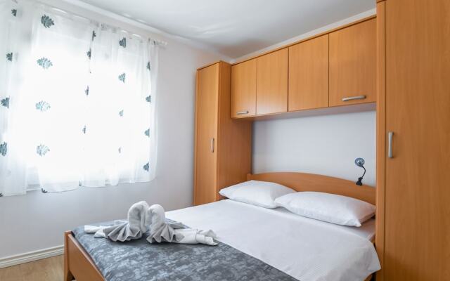 Attractive Apartment in Mastrinka near Sea Beach