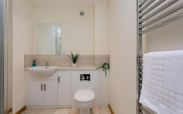 4 bed detached house - Freshwater