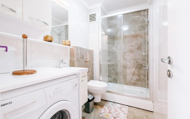 Lovely Flat w Balcony 10 min to Moda Coast