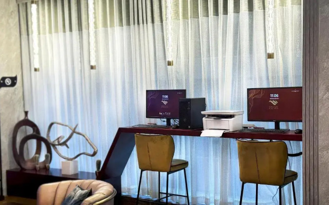 Redwaves Hotel