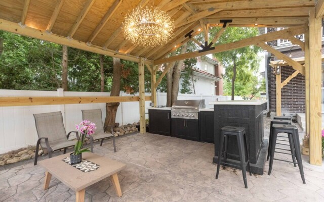 4 BDR Lake Geneva Estate Across From Beach!