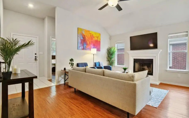 Cozy Getaway, Minutes from Austin!