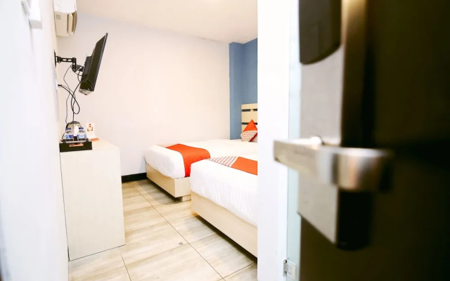 Oyo 592 Budget Hotel by the Harbour