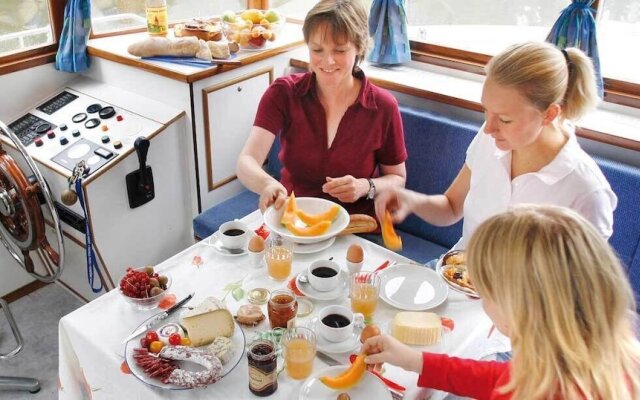 Boats & Yachts at Zehdenick Harbor by Kuhnle‑Tours