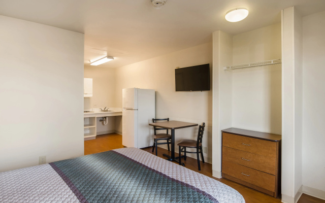 HomeTowne Studios By Red Roof Denver - Airport/ Aurora