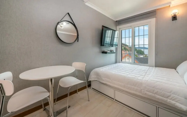 Yeosu Dulggot Pension