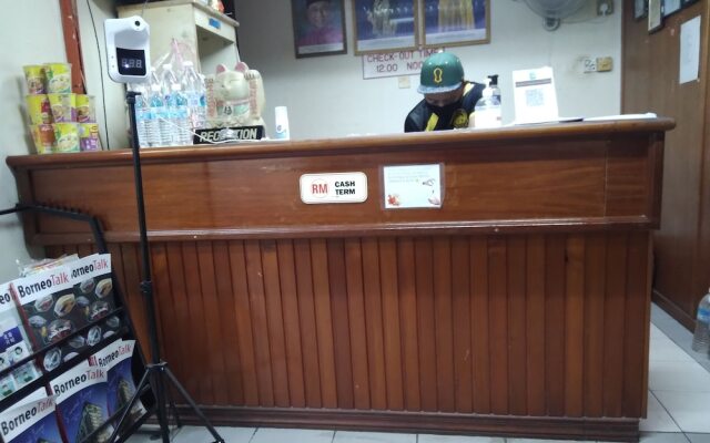 OYO 90376 Centre Point Hotel