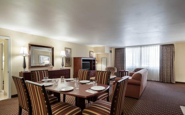 Arlington Court Suites, a Clarion Collection Hotel