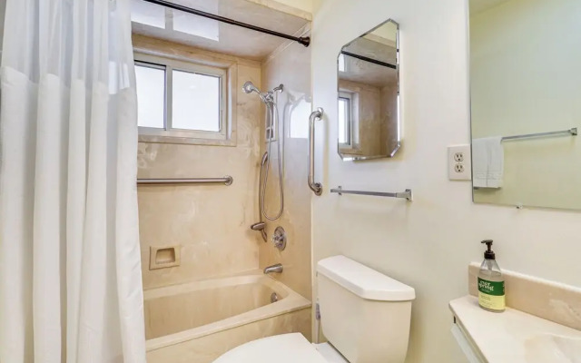 2 Mi to UNM Campus: Home in Quiet Area of ABQ